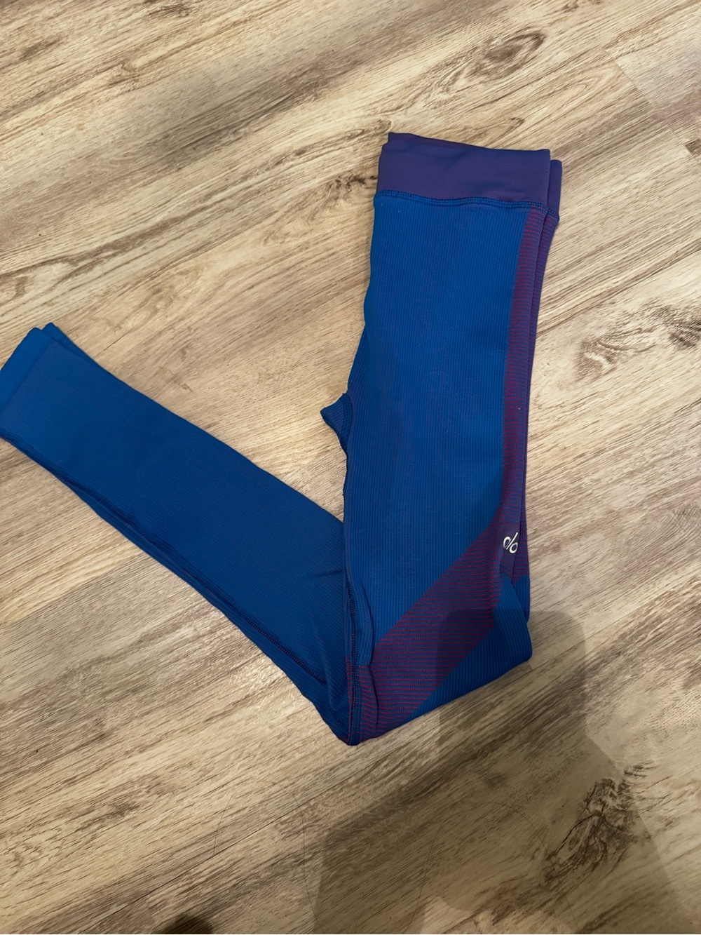 ALO Yoga Blue Leggings with red Accents